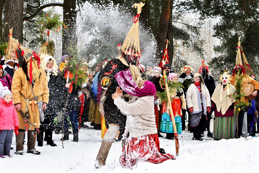 Zemes enerģiju modināja Zemgales budēlis un Bārbeles folkloras kopas «Tīrums» vadītāja Irita Vimba.
Autors: Žanna Zālīte