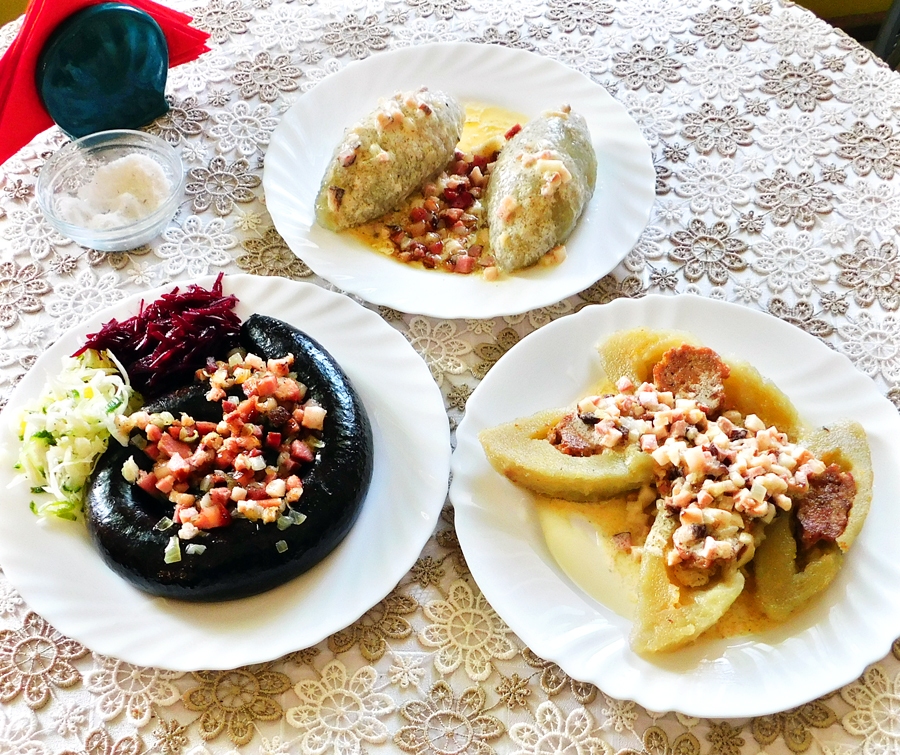 Ziemā lietuviešu ēdieni sasilda un spēcina – cepelīni ar kūpināta cauraudža mērci, asinsdesa ar dārzeņu salātiem un otrās dienas cepelīni, pārgriezti un apcepti pannā.
Autors: Antra Ērgle