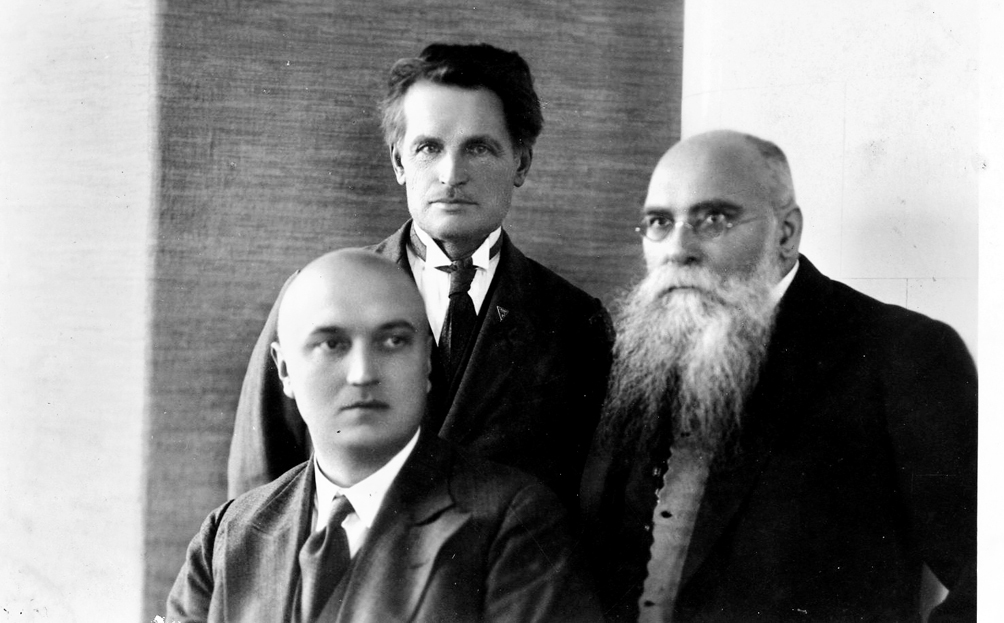 Bauskas apriņķa valde 1931. gadā. No kreisās: apriņķa valdes priekšsēdētājs Reinholds Kuikulītis, valdes loceklis sociāldemokrāts Jānis Doniņš, valdes loceklis Mārtiņš Šimiņš no Latviešu zemnieku savienības.
Autors: no Bauskas muzeja krājuma