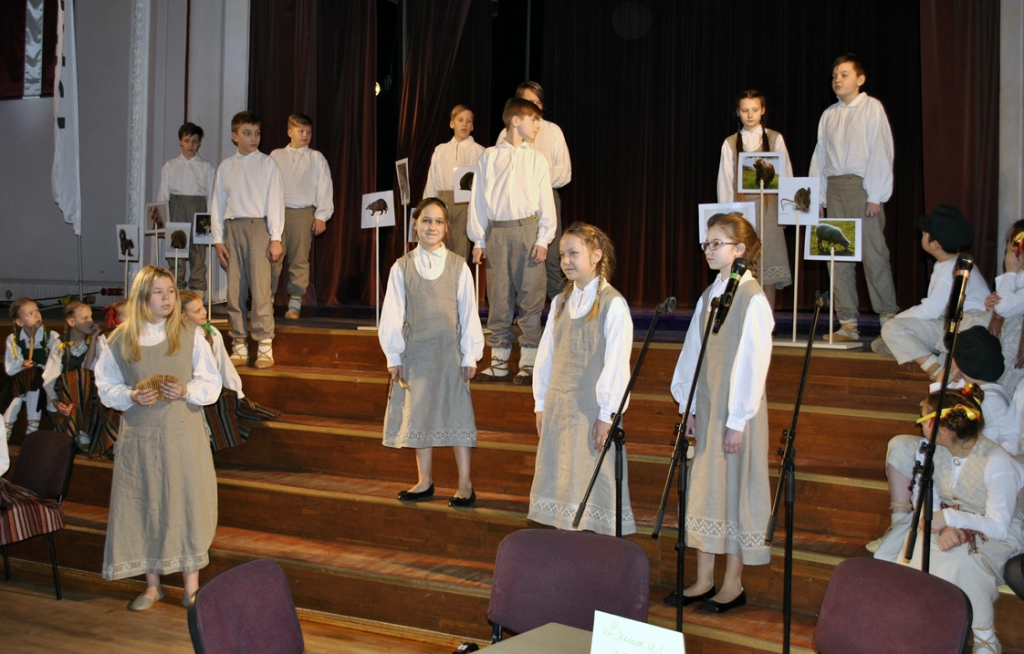 Bauskas sākumskolas 5. klases skolēni izrāda Alberta Kronenberga dzejas darbu «Sprunguļmuižā gadatirgus».
Autors: Vilnis Auzāns