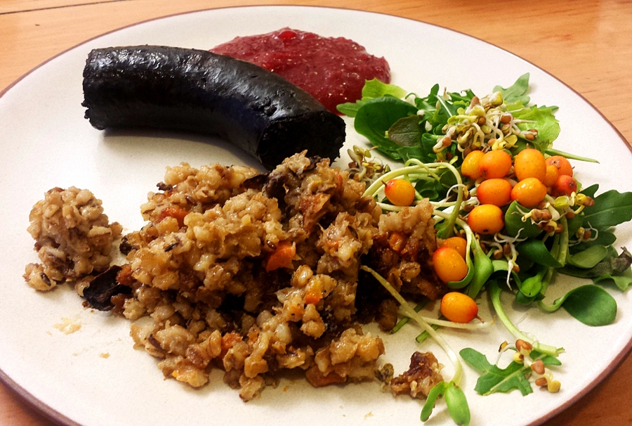 Nacionālā ēdiena asinsdesas garšu nereti izceļ ar brūkleņu ievārījumu. Grūbu putru ar kartupeļiem gatavo gan igauņi, gan latvieši, un kaimiņi no Valgas to labprāt bauda Valkas kafejnīcās.
Autors: no lsm.lv