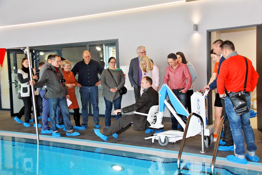 Normunds Grinbergs, žūrijas vadītājs, izmēģina Bauskas peldbaseina krēslu, ar kura palīdzību ūdenī var iecelt cilvēkus ar invaliditāti.
Autors: Uldis Varnevičs