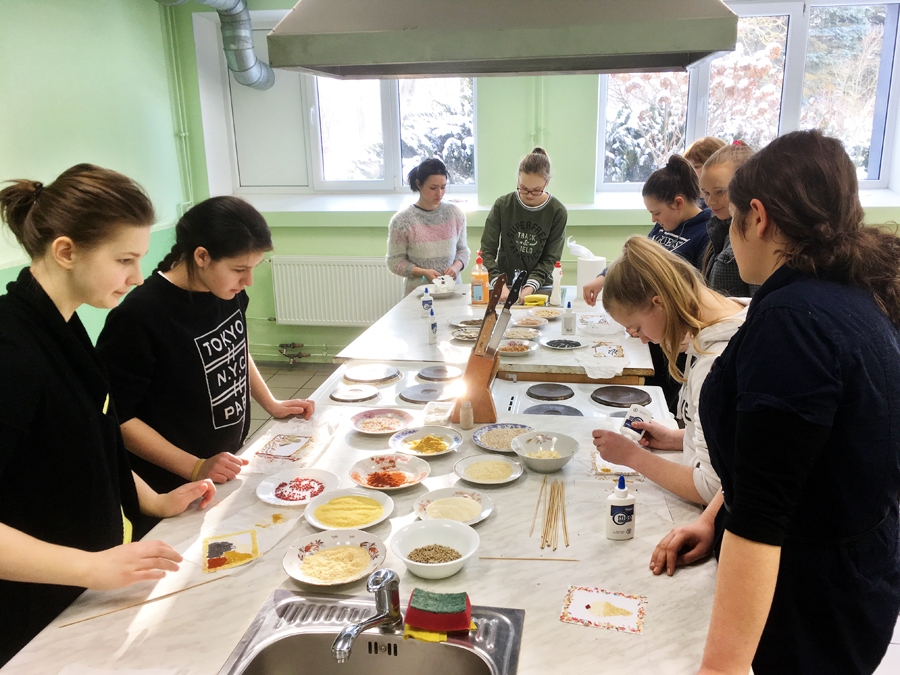 Pavārmākslu Valles un Skaistkalnes jaunietes iepazina, gatavojot gleznas no garšvielām un pārtikas produktiem.
Autors: no K. Stallīša albuma