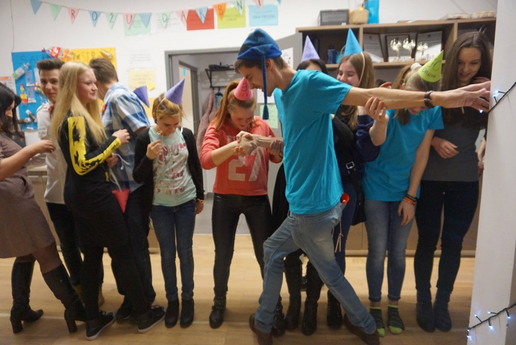 Svarīgi ir sadarboties dažādās dzīves situācijās - arī palīdzot citiem tikt uz nosprausto mērķi.
Autors: No albuma.