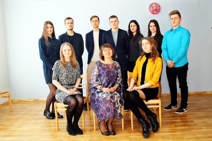 Topošie 12. klases absolventi kopā ar audzinātāju Andru Rušmani.
Autors: Uldis Varnevičs