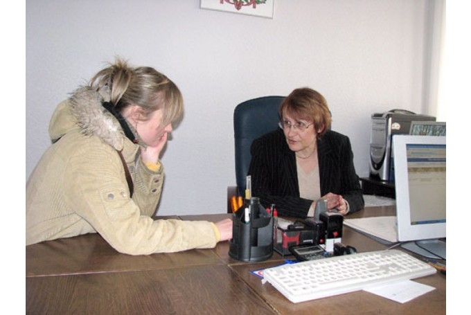 Zemgales apgabaltiesas zvērināta notāre Zenta Reliņa (no labās) Notāru dienās sniedz konsultācijas bez maksas.
Autors: No arhīva.