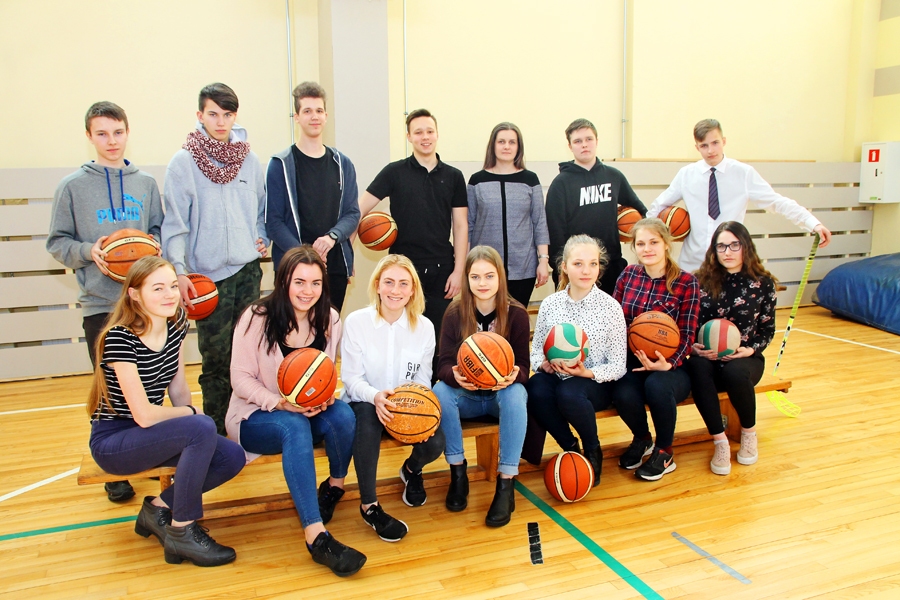 9.b klases audzēkņi ar skolotāju Ingu Jankausku sadzīvo kā ģimenē – ir gan prieki, gan domstarpības, tomēr cits citu atbalsta.
Autors: Uldis Varnevičs