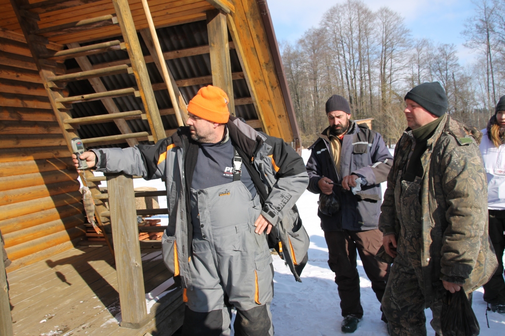 Daiņa Liepiņa (no labās) lielāko zivi sver Raitis Čekšs.
Autors: Uldis Varnevičs
