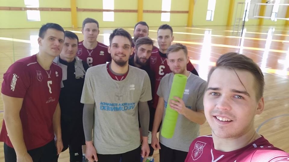 «Vecumnieku» volejbola vienība regulārajā turnīrā finišēja ceturtajā vietā.
Autors: No komandas albuma.