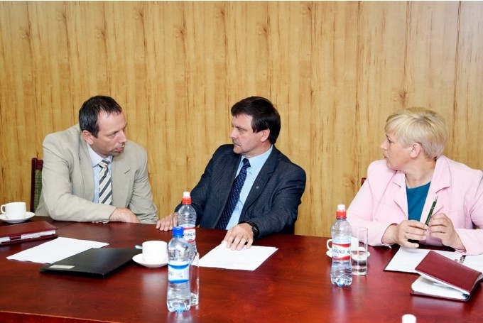 Vecumnieku novada domes priekšsēdētājs Guntis Kalniņš (centrā), izpilddirektores amatā strādā Aiga Saldābola, kurai no šodienas būs vietnieks.
Autors: No arhīva.