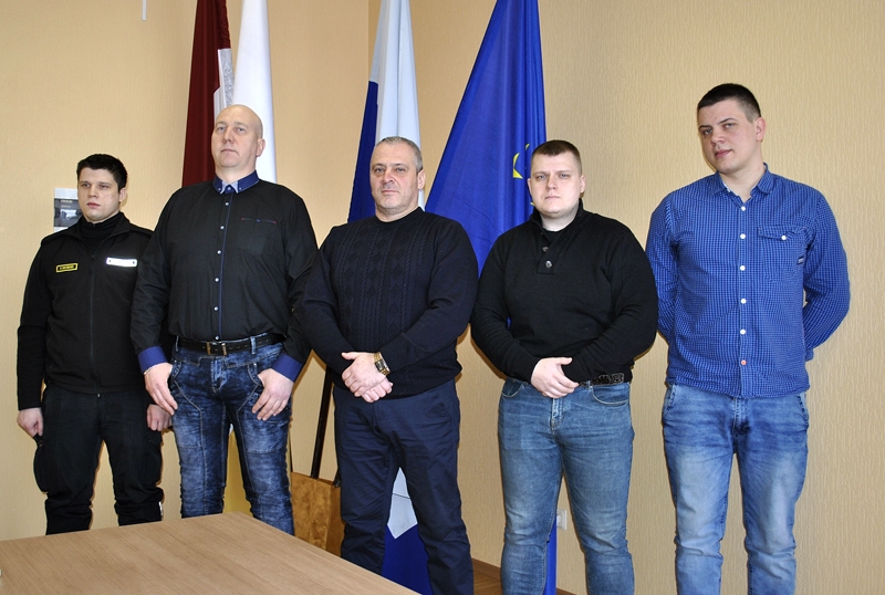 Bauskas novada pašvaldības policisti: Aleksejs Kuzmins (no kreisās), Guntis Pastva, Aivars Vilciņš, Artūrs Taškāns un Aleksejs Škuropats. Vienība pagaidām vēl nepilnā sastāvā, nav sagādātas arī formas.
Autors: Vilnis Auzāns