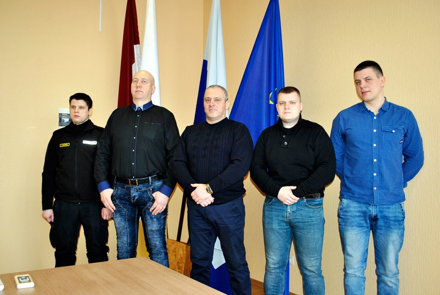 Bauskas novada pašvaldības policisti: Aleksejs Kuzmins (no kreisās), Guntis Pastva, Aivars Vilciņš, Artūrs Taškāns un Aleksejs Škuropats. Vienība pagaidām vēl nepilnā sastāvā, nav sagādātas arī formas.
Autors: Vilnis Auzāns