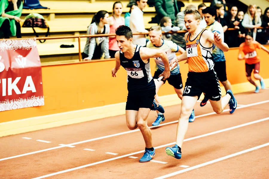 Jorens Maskals (no labās) nodod stafetes kociņu Arvim Sūnam. Bauskas stafetes komanda izcīnīja uzvaru U16 vecuma grupas Latvijas čempionātā.
Autors: Guntis Bērziņš, athletics.lv