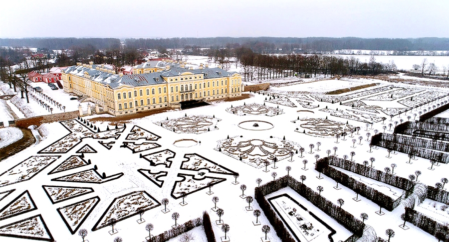 Sniegotā ziemā Rundāles pils ar dārziem veido pārsteidzošus rakstus, taču ēkas saglabāšanai jāsaremontē tekošais jumts.
Autors: Vils Muhametshins no studijas «Ocean multimedia» (http://ocean.lv). Šī fotogrāfija tapusi projektā «