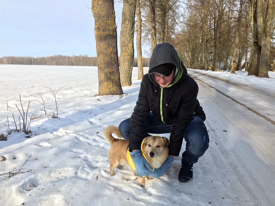 Savam mīlulim Ričards Petkevičs Ceraukstē sagādājis biezu, dzeltenu mētelīti.
Autors: Artūrs Dulbe