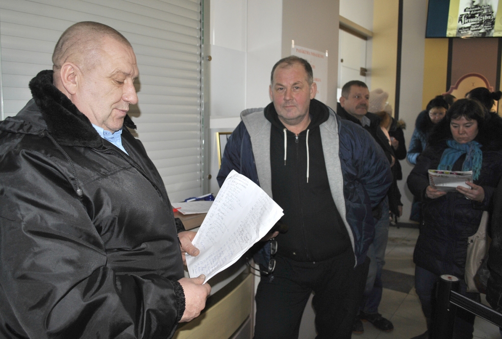 Baušķenieks Ivars Rigasts (no kreisās) biļešu tirdzniecības vietā Bauskas kultūras centrā nodrošināja kārtību, sekoja numuru ievērošanai rindā. Tūlīt tiks atvērta kase un Ingemārs Zviedris būs pirmais, kurš iegādāsies dziesmu un deju svētku biļetes.
Autors: Vilnis Auzāns