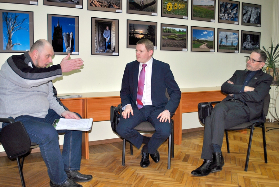 Zemnieks no Vecumnieku novada Māris Vecbiškens (no kreisās) uzrunā Saeimas deputātus Edvardu Smiltēnu un Rihardu Melgaili.
Autors: Vilnis Auzāns