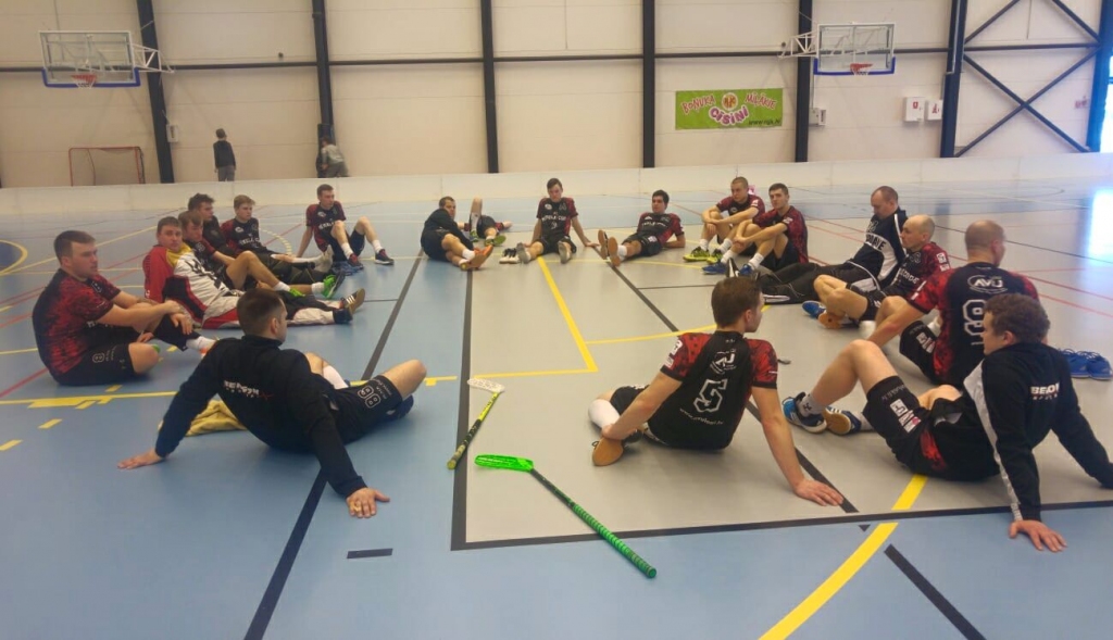 «SC «Mēmele»/«Code» komanda pēc spēles Rēzeknē.
Autors: No albuma.