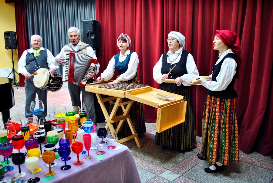 Uzvarā muzicē folkloras kopa no Vecsaules.
Autors: Vilnis Auzāns