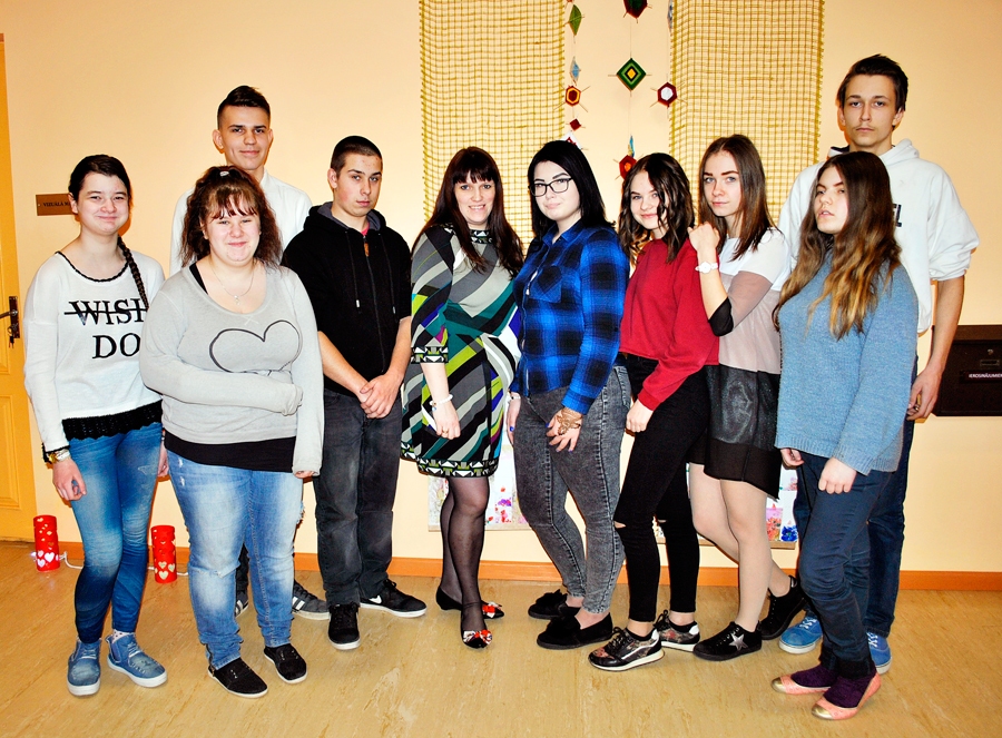 Jaunieši Mežgaļu pamatskolas 9. klasē un viņu audzinātāja Mārīte Alksne.
Autors: Vilnis Auzāns