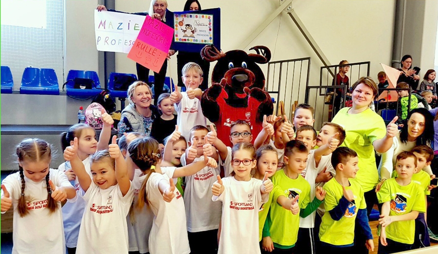 Bauskas sākumskolas 1.a klases jaunie basketbolisti.
Autors: no albuma