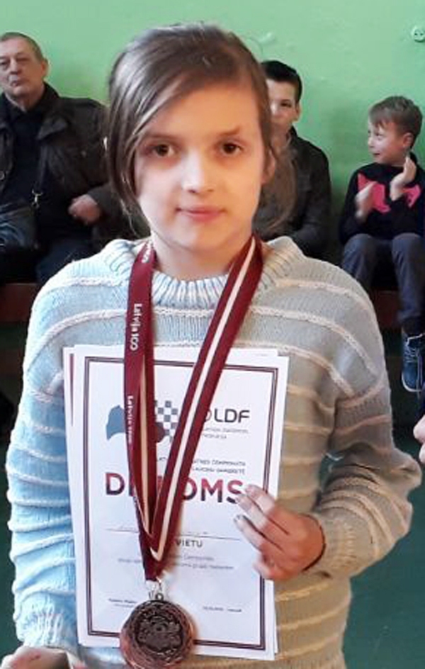 Amanda Opočkina guva bronzas medaļu Latvijas 100 lauciņu dambretes čempionātā U10 vecuma grupā.
Autors: no Ingas Bernātes albuma