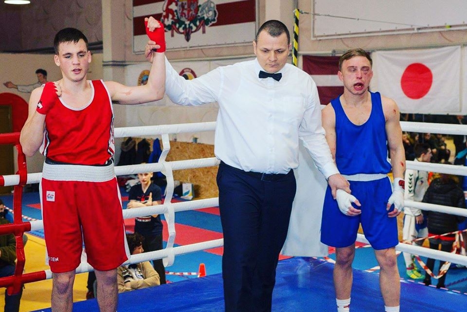 Emīls Špīss (no kreisās) boksa turnīra «Baltija pret Eiropu» finālā pārspēja Romanu Čistjakovu.
Autors: No albuma.