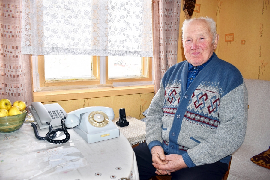 Jānis Zālītis Kurmenes pagastā lepojas ar trim dažādu paaudžu tālruņa aparātiem.
Autors: Žanna Zālīte