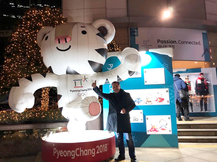 Uzņēmuma «Bauskas alus» vadītājs Vladimirs Barskovs Seulā pie Phjončhanas olimpisko spēļu talismana baltā tīģera Sohranga.
Autors: no albuma