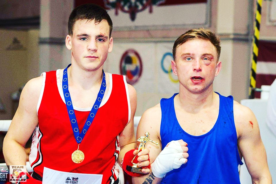 Emīls Špīss (no kreisās) boksa turnīra «Baltija pret Eiropu» finālā pārspēja Romanu Čistjakovu.
Autors: no E. Špīsa albuma