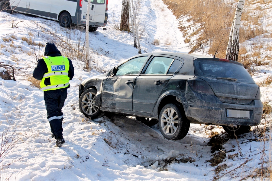 Uz ceļa Bauska – Eleja, pie pilsētas robežzīmes, pirmdien, 5. martā, notikusi automobiļu sadursme. Mikroautobuss un vieglā automašīna «Opel» pēc avarēšanas atradās grāvī.
Autors: Aculiecinieka foto