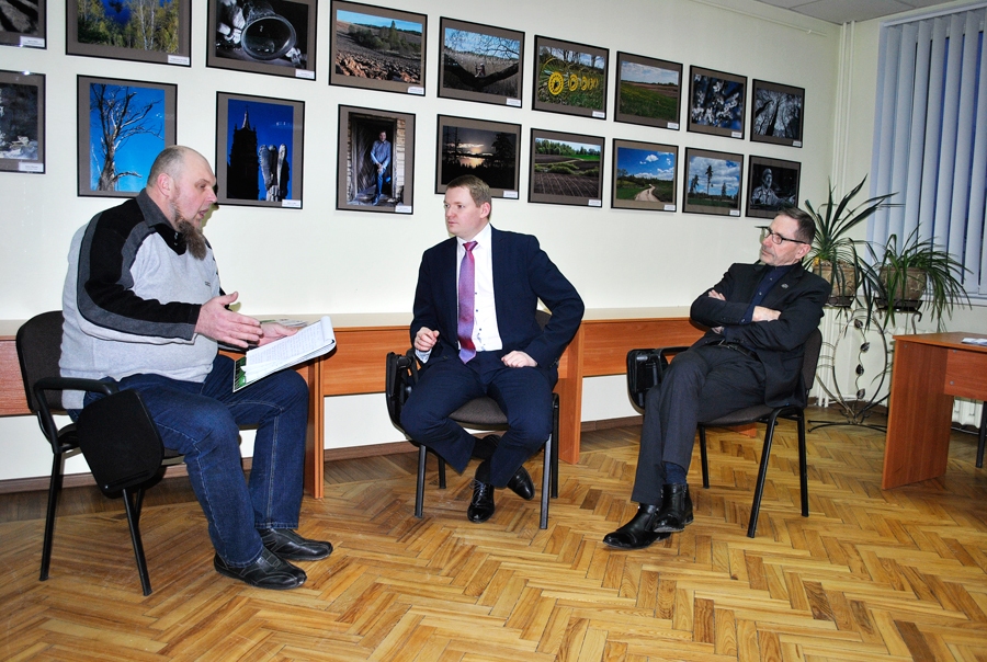 Zemnieks no Vecumnieku novada Māris Vecbiškens (no kreisās) uzrunā Saeimas deputātus Edvardu Smiltēnu un Rihardu Melgaili.
Autors: Vilnis Auzāns