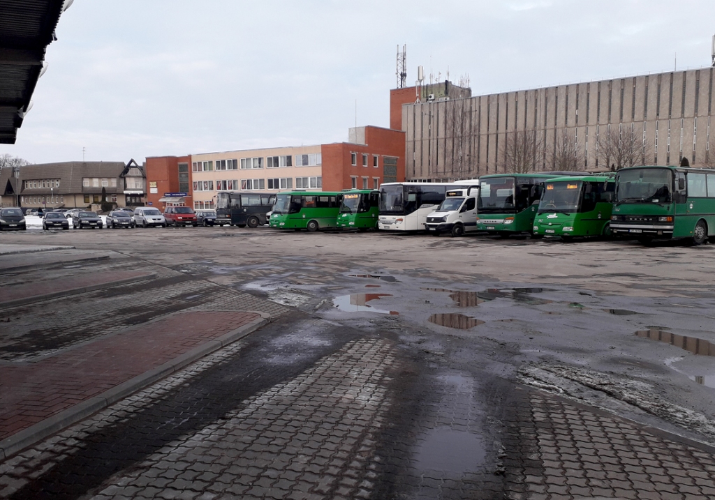 Autoostas laukumā ilgus gadus bija skatāmi vien daži autobusi. Tagad tas pilns ar autobusiem, vienā malā izvietotas šoferu privātās automašīnas.
Autors: Vilnis Auzāns
