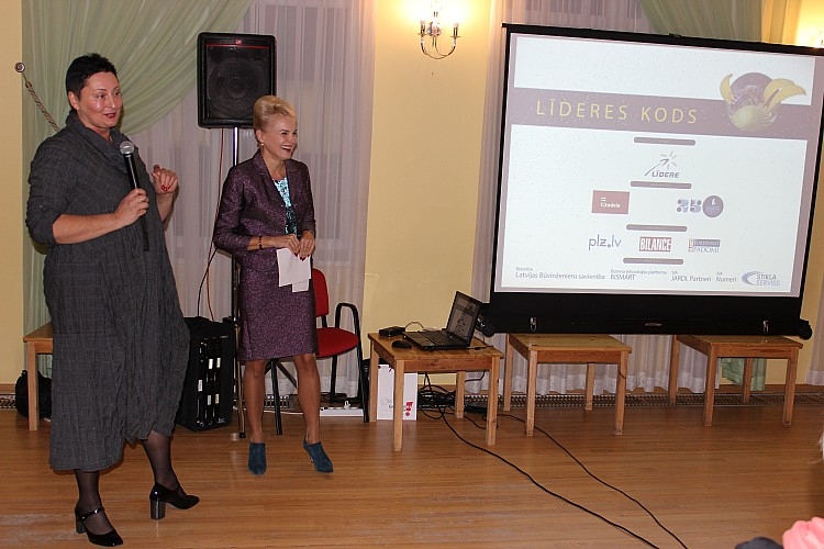 “Iniciatīva “Līderes kods” ir diskusiju platforma. Tā radīta, lai noskaidrotu sievietes – uzņēmējas Latvijā spēka formulu, vērtību, dzīves un darba pamatvērtību kodu un aktualizētu pamatvērtību nozīmi valsts un uzņēmējdarbības izaugsmē,” skaidroja biedrības valdes priekšsēdētāja Aiva Vīk­sna (no labās).
Autors: gulbene.lv