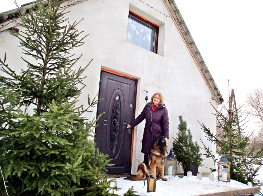 Ludmila Knoka kopā ar biežo pastaigu biedru – mājas sargātāju Niku.
Autors: Kristīne Kociņa
