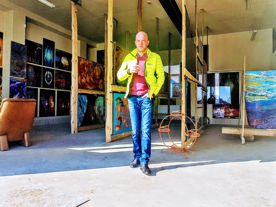 Ainārs Priednieks savā galerijā.
Autors: no A. Priednieka albuma