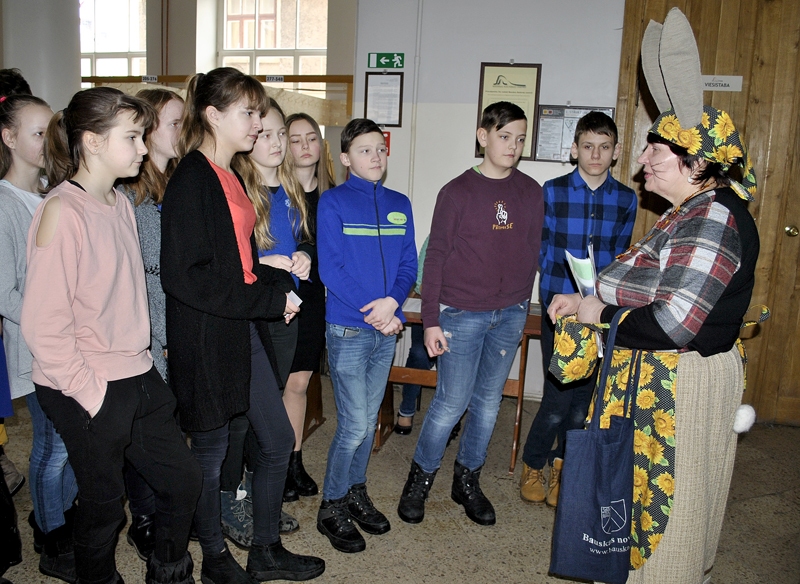 Ceraukstes bibliotēkas vadītāja Valentīna Tarvide dod pirmos norādījumus Bauskas sākumskolas 6.a klases skolēniem.
Autors: Vilnis Auzāns