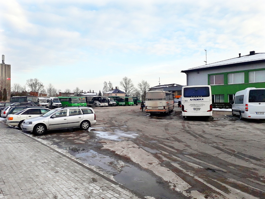 Autoostas laukumā ilgus gadus bija skatāmi vien daži autobusi. Tagad tas pilns ar autobusiem, vienā malā izvietotas šoferu privātās automašīnas.
Autors: Vilnis Auzāns