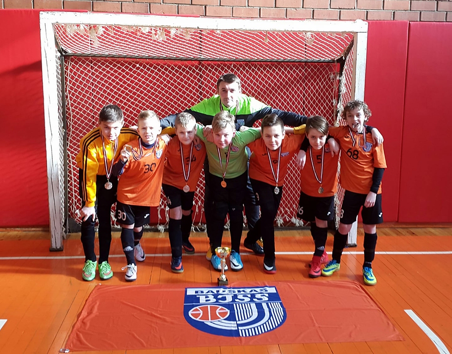 «Bauskas BJSS» 2006. gadā dzimušo zēnu komanda kopā ar treneri Arturu Kupčiunu.
Autors: no komandas albuma