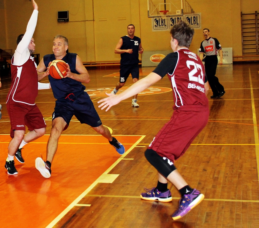 Raivi Alksni (ar bumbu) «Vecumnieku» basketbolisti šoreiz nevarēja apstādināt.
Autors: Uldis Varnevičs