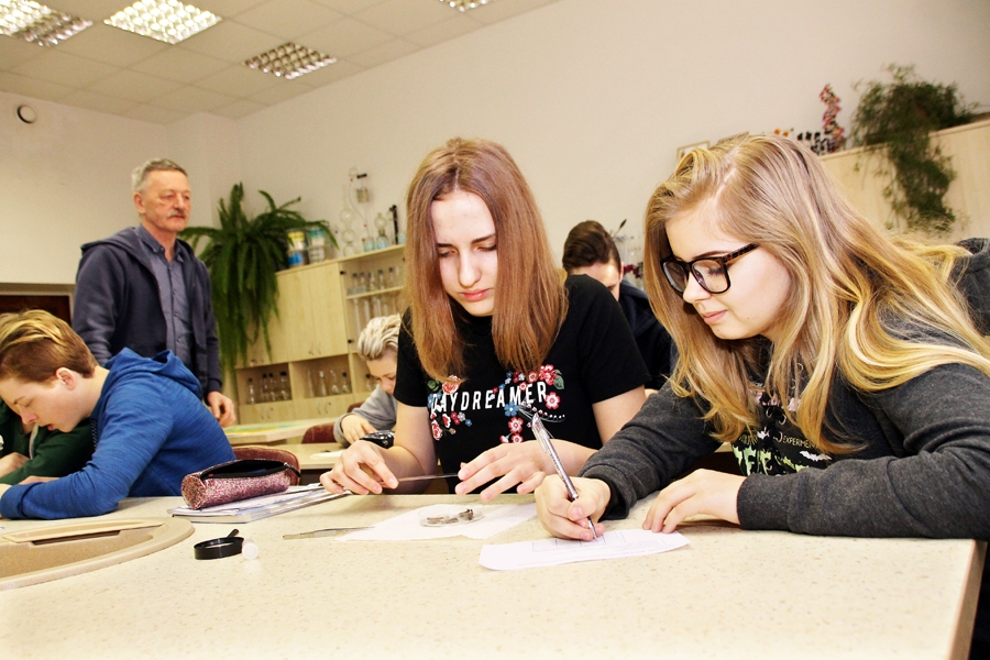 Stundā. Betija Bēmane (no labās) un Katrīna Kreitiņa veic praktisko darbu.
Autors: Uldis Varnevičs