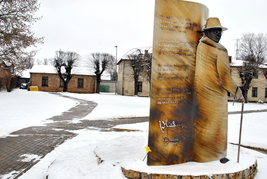 Dzejnieka Viļa Plūdoņa piemineklis Bauskā, Saules dārzā.
Autors: Vilnis Auzāns