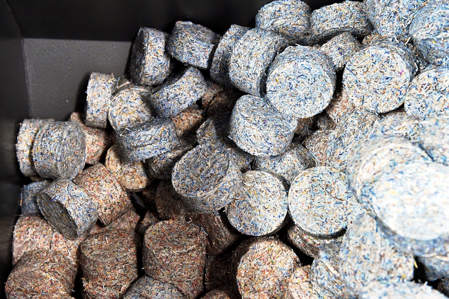 Pārstrādātās banknotes sapresē briketēs un izmet atkritumos.
Autors: no «Latvijas Bankas» albuma