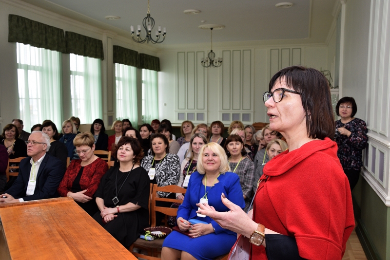 Pirms metodiskā darba grupās abu skolu pedagogi tikās svinīgajā pasākumā pamatskolas zālē.
Autors: Ivars Bogdanovs