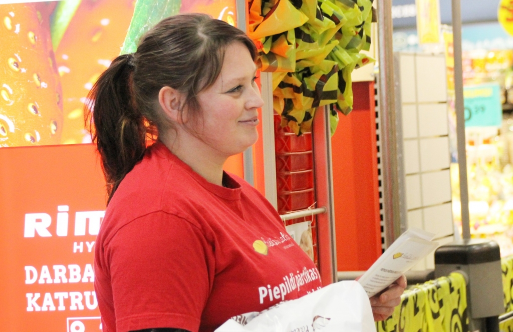 Karīna Jegorkina aicināja cilvēkus piedalīties akcijā.
Autors: Uldis Varnevičs