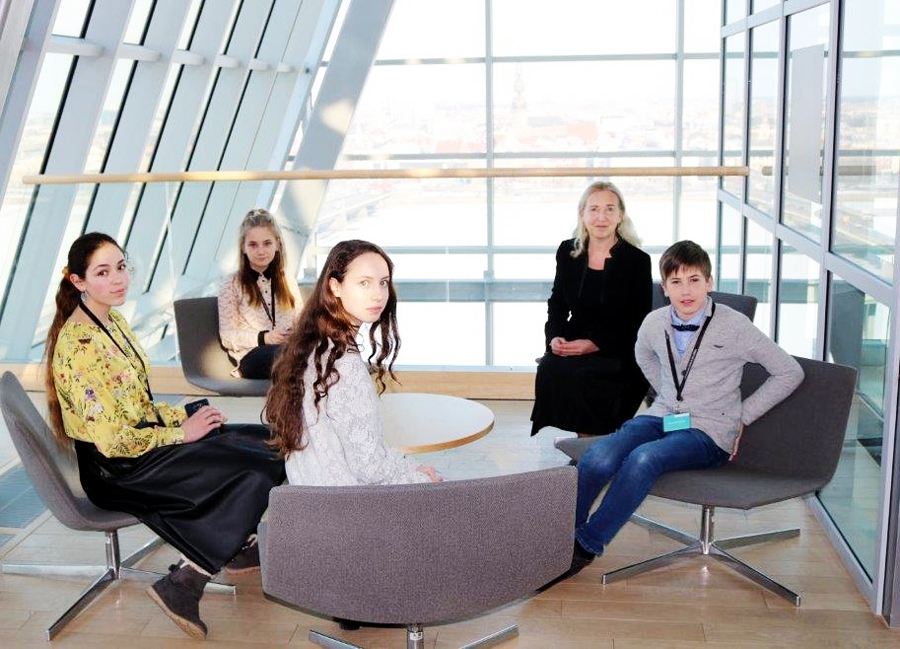 Nacionālajā bibliotēkā baušķenieki Henrijs Kravals (no labās), Mārīte Šulce, Elizabete Zīlīte, Marta Tēraude un Roberta Baļčūne.
Autors: no skolas albuma