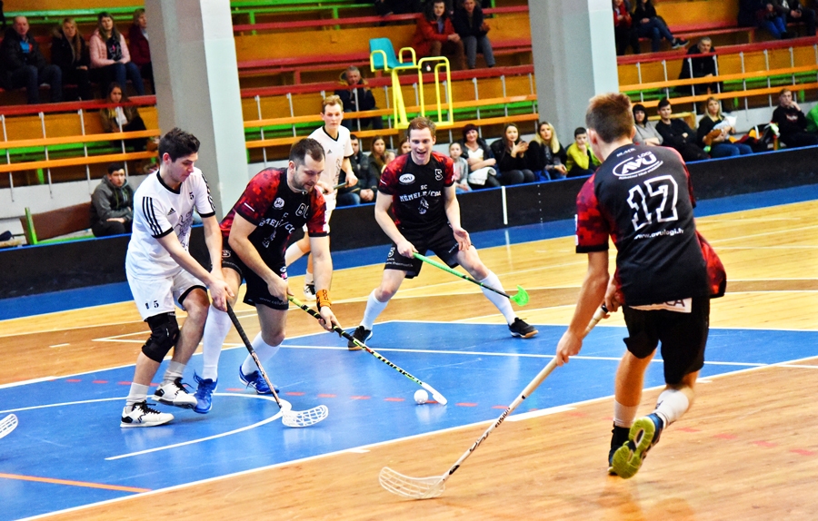 «Rezeknes BJSS» florbolistus (gaišajos tērpos) «SC «Mēmele»/«Code» komanda 9. marta spēlē pieveica ar 9:3. Rezultatīvākais –  Guntars Krukovskis (5. numurs).
Autors: Uldis Varnevičs