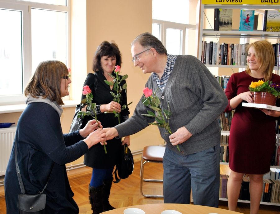 Lietuviešu mākslinieces sveic īslīcietis Aivars Baltušs.
Autors: Vilnis Auzāns