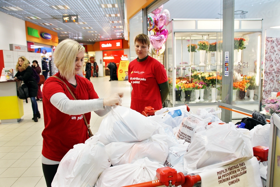 Ziedotās pārtikas maisiņus vāc un kārto Baiba Purmale (no kreisās) un Dace Resgale.
Autors: Uldis Varnevičs