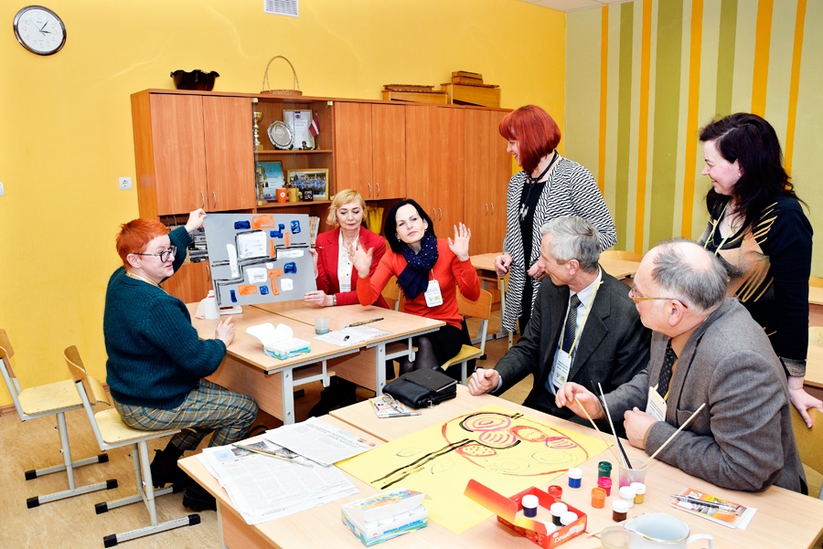 Ar Lietuvas kolēģiem pieredzē dalās skolotāja Daiga Sējēja (stāv otrā no labās).
Autors: Ivars Bogdanovs